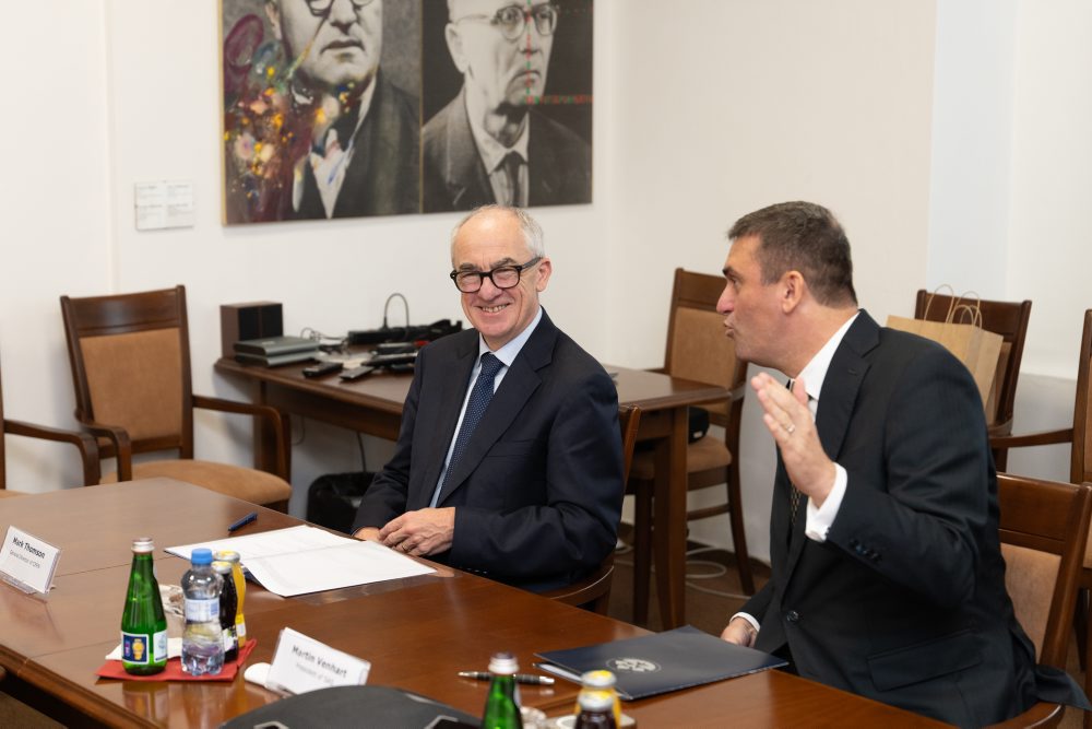 Generálny riaditeľ CERN-u Mark Thomson navštívil SAV-ku