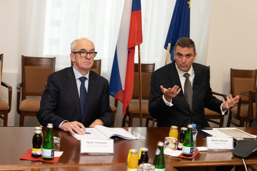 Generálny riaditeľ CERN-u Mark Thomson navštívil SAV-ku