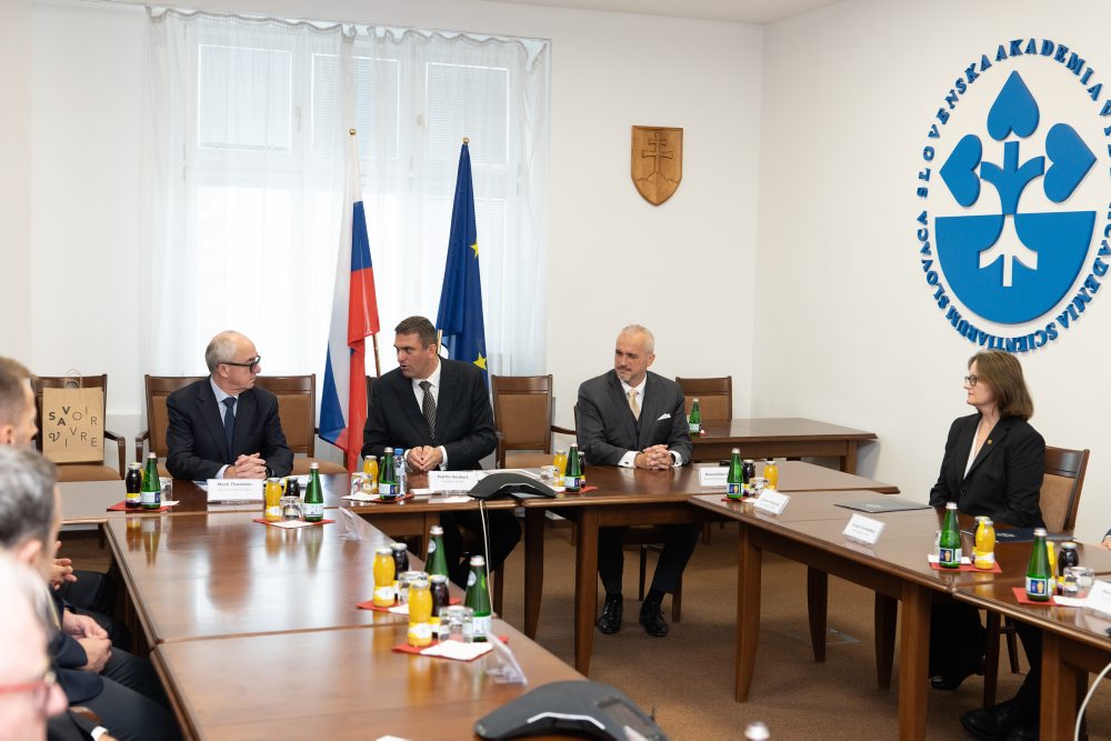 Generálny riaditeľ CERN-u Mark Thomson navštívil SAV-ku