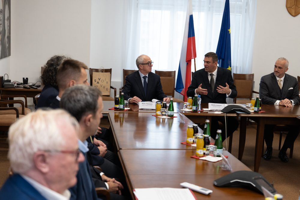 Generálny riaditeľ CERN-u Mark Thomson navštívil SAV-ku