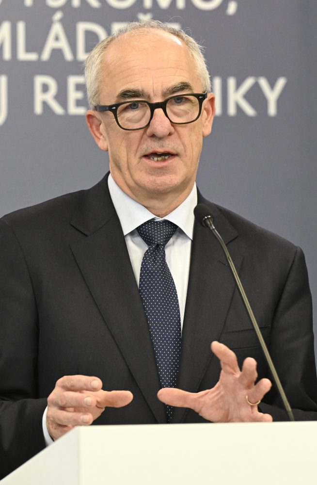 TK ministra školstva Tomáš Druckera s generálnym riaditeľom CERN-u Markom Thomsonom v Bratislave 