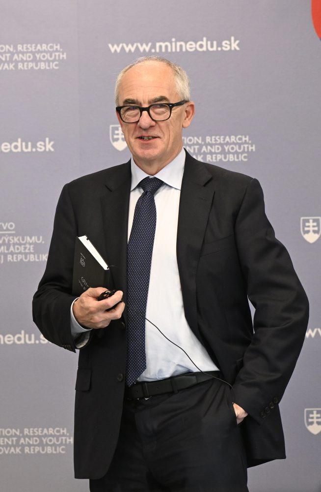 TK ministra školstva Tomáš Druckera s generálnym riaditeľom CERN-u Markom Thomsonom v Bratislave 