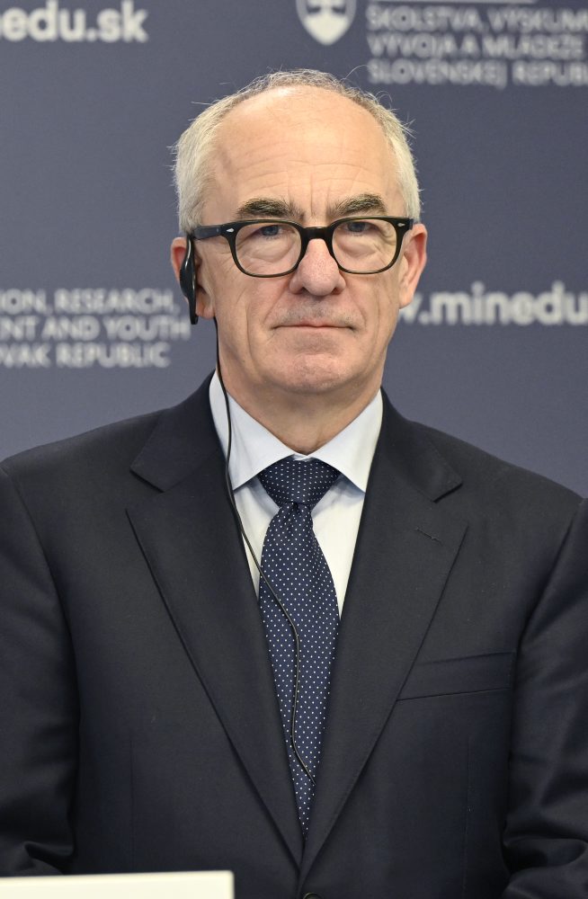 TK ministra školstva Tomáš Druckera s generálnym riaditeľom CERN-u Markom Thomsonom v Bratislave 