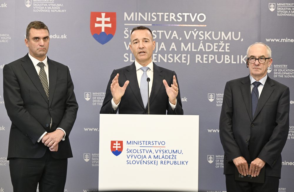 TK ministra školstva Tomáš Druckera s generálnym riaditeľom CERN-u Markom Thomsonom v Bratislave 