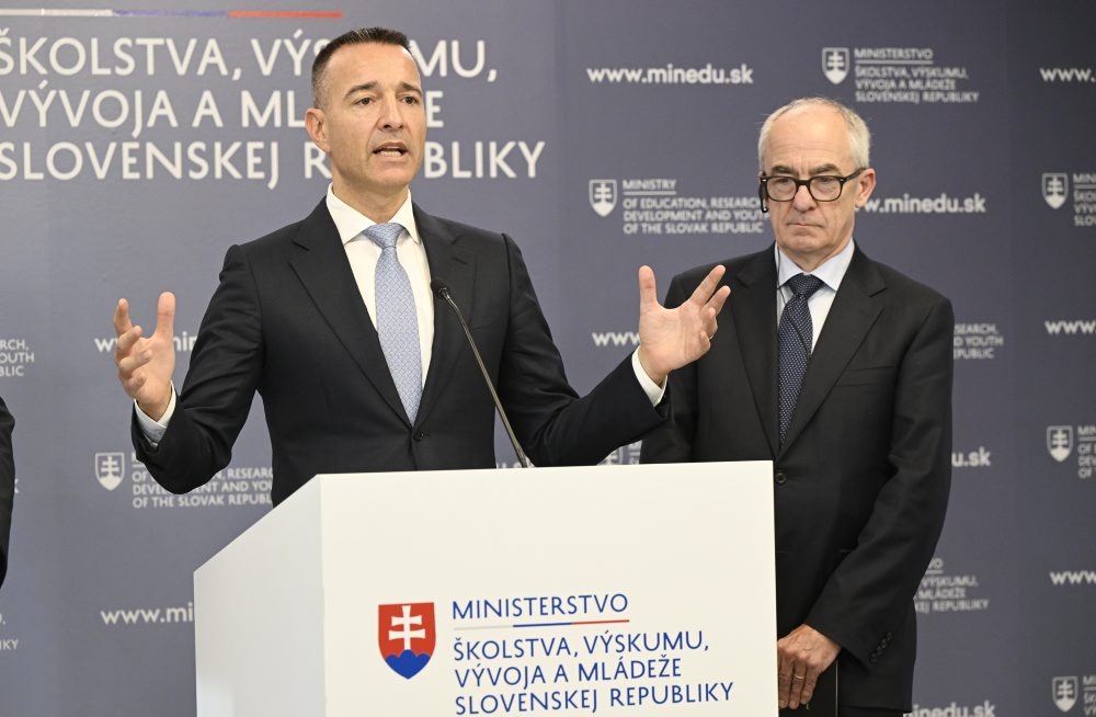 TK ministra školstva Tomáš Druckera s generálnym riaditeľom CERN-u Markom Thomsonom v Bratislave 