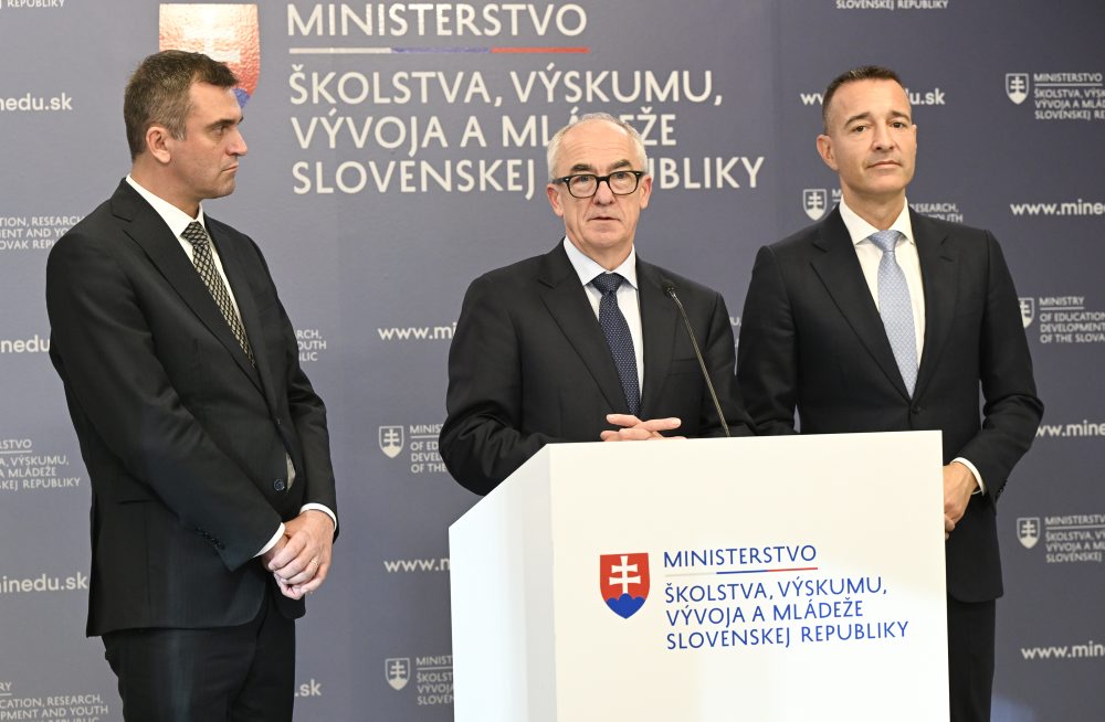 TK ministra školstva Tomáš Druckera s generálnym riaditeľom CERN-u Markom Thomsonom v Bratislave 