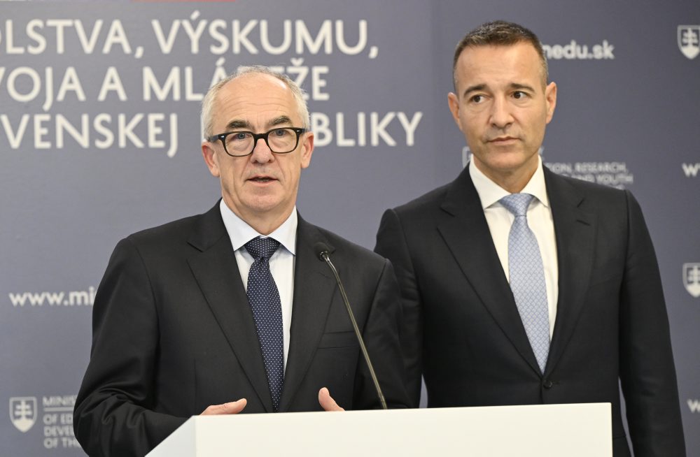 TK ministra školstva Tomáš Druckera s generálnym riaditeľom CERN-u Markom Thomsonom v Bratislave 