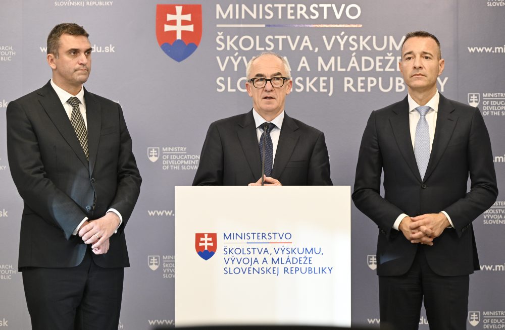 TK ministra školstva Tomáš Druckera s generálnym riaditeľom CERN-u Markom Thomsonom v Bratislave 