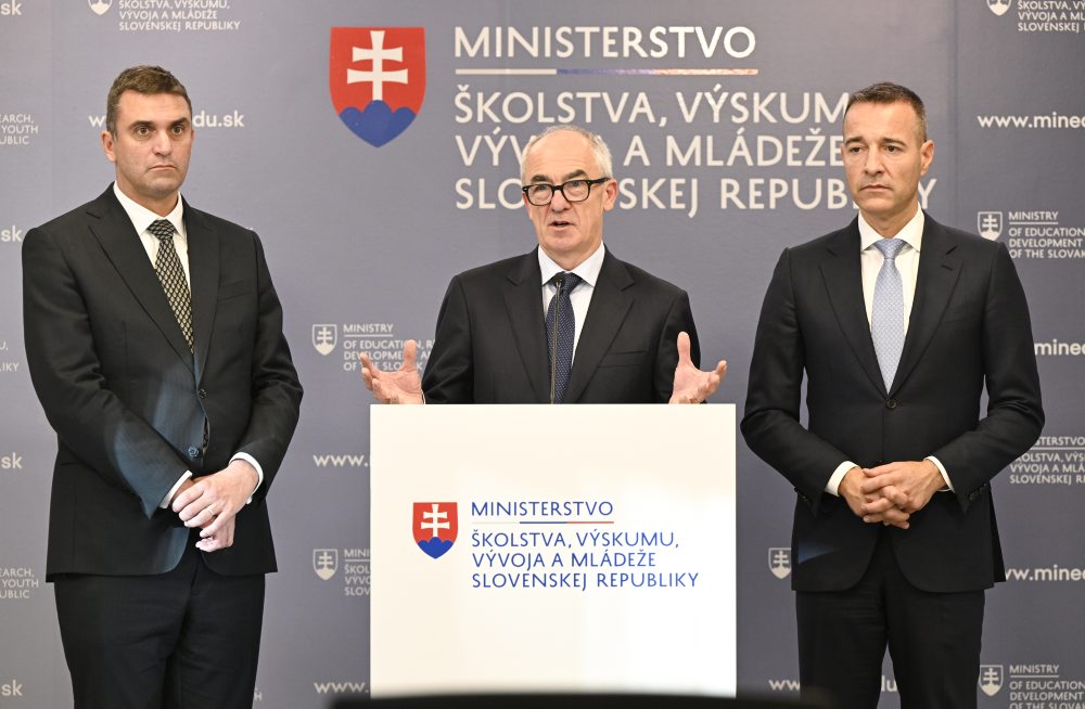 TK ministra školstva Tomáš Druckera s generálnym riaditeľom CERN-u Markom Thomsonom v Bratislave 