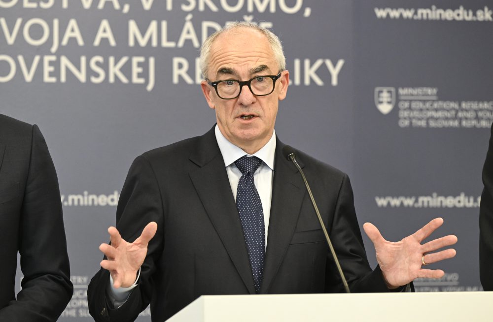TK ministra školstva Tomáša Druckera s generálnym riaditeľom CERN-u Markom Thomsonom v Bratislave 