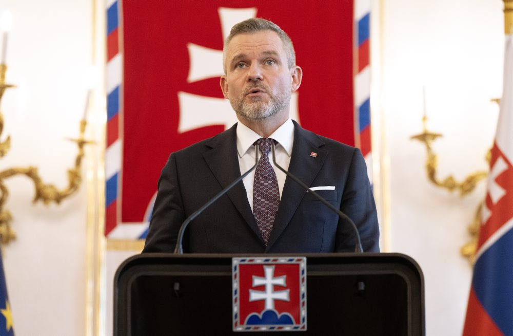 Prezident zatiaľ nevymenuje F. Kuffu za ministra, počká si na výklad ÚS