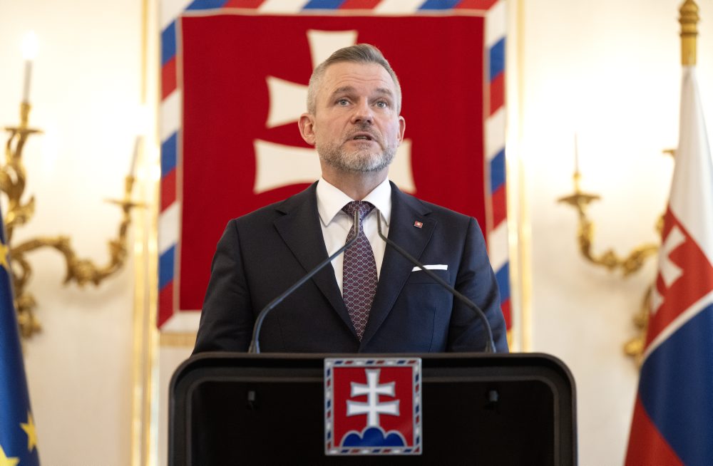 Prezident zatiaľ nevymenuje F. Kuffu za ministra, počká si na výklad ÚS
