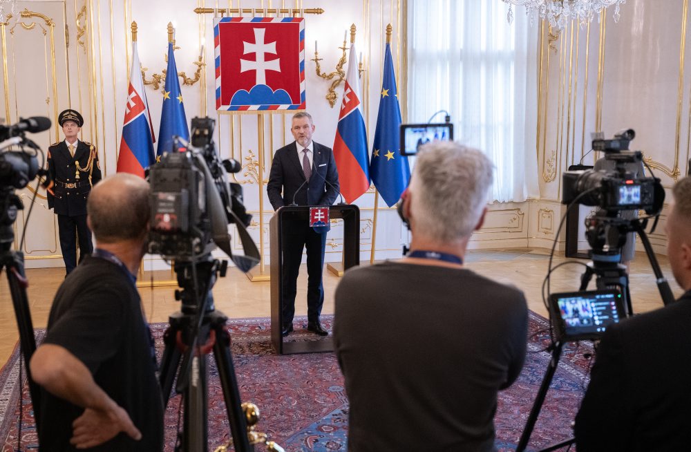 Prezident zatiaľ nevymenuje F. Kuffu za ministra, počká si na výklad ÚS