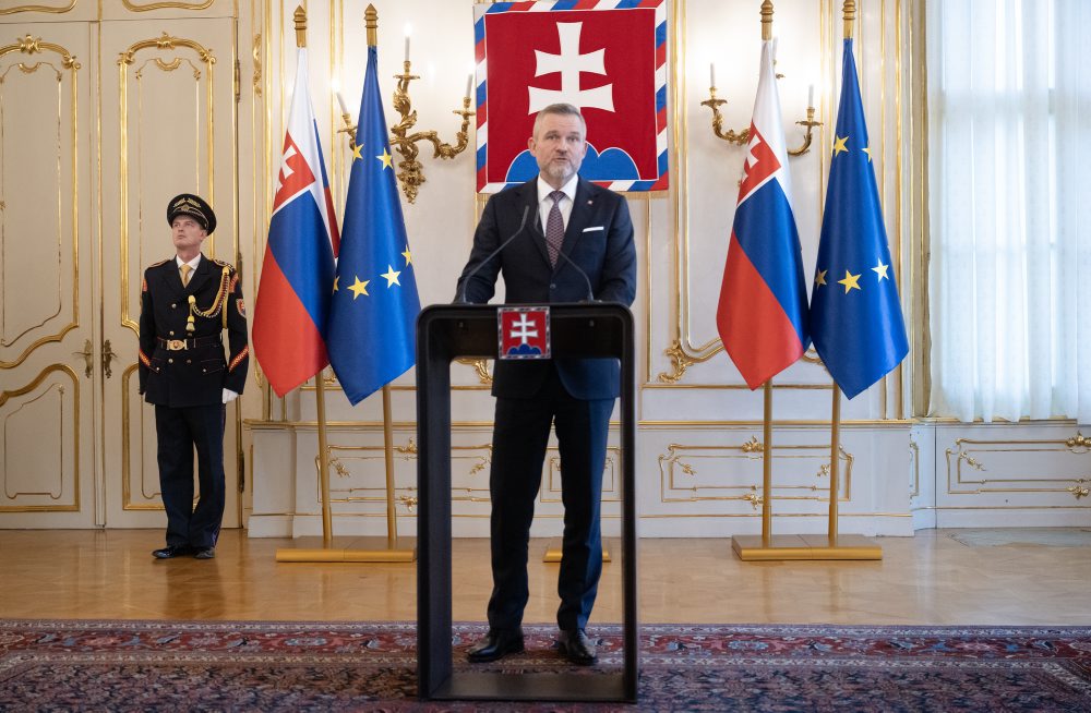 Prezident zatiaľ nevymenuje F. Kuffu za ministra, počká si na výklad ÚS