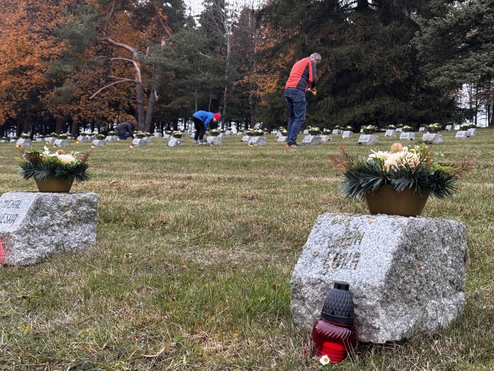 Pietna spomienka a zapálenie sviečok na 1369 hroboch padlých vojakov na vojenskom cintoríne v Liptovskom Mikuláši