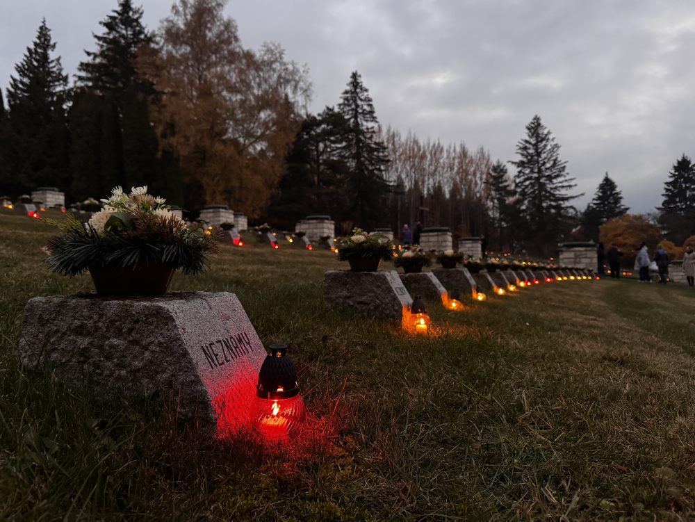 Pietna spomienka a zapálenie sviečok na 1369 hroboch padlých vojakov na vojenskom cintoríne v Liptovskom Mikuláši