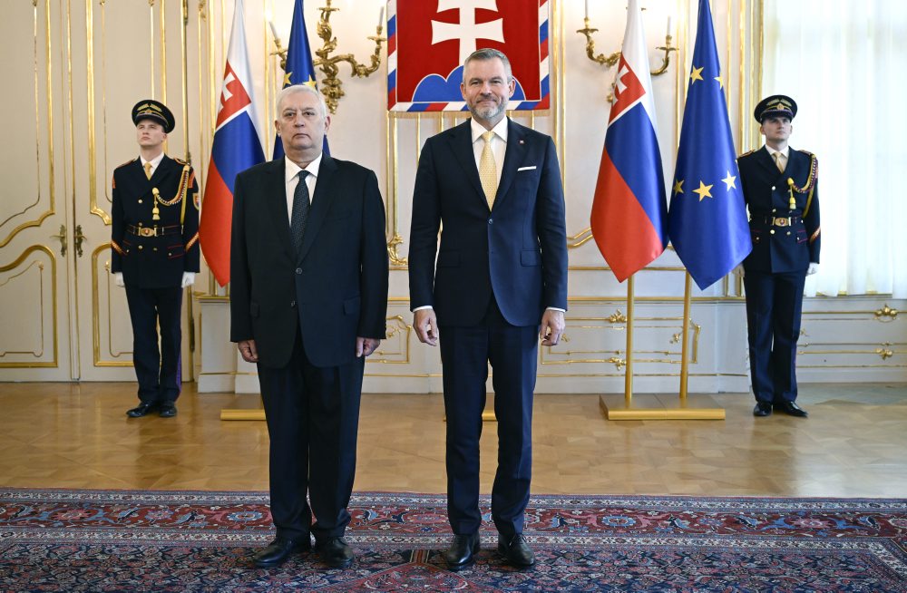 Štyria noví veľvyslanci v SR odovzdali prezidentovi Petrovi Pellegrinimu poverovacie listiny 