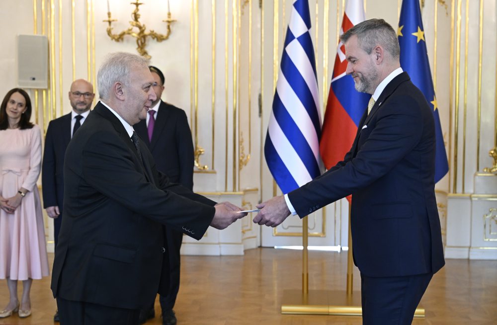 Štyria noví veľvyslanci v SR odovzdali prezidentovi Petrovi Pellegrinimu poverovacie listiny 