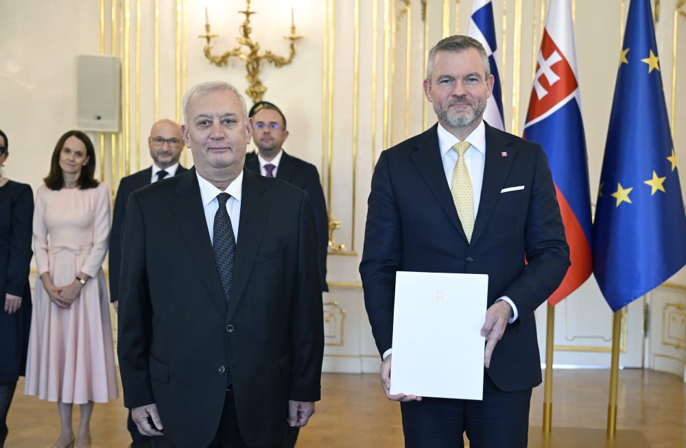 Štyria noví veľvyslanci v SR odovzdali prezidentovi Petrovi Pellegrinimu poverovacie listiny 
