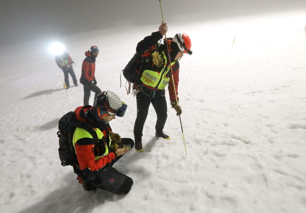 Horskí záchranári na Donovaloch precvičujú lavínovú záchranu