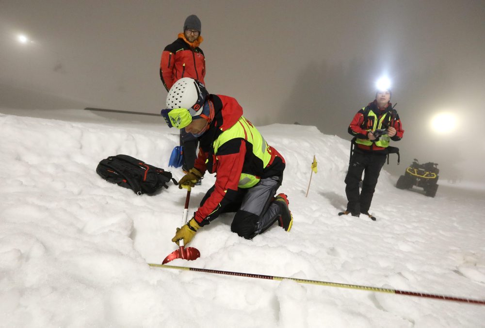 Horskí záchranári na Donovaloch precvičujú lavínovú záchranu