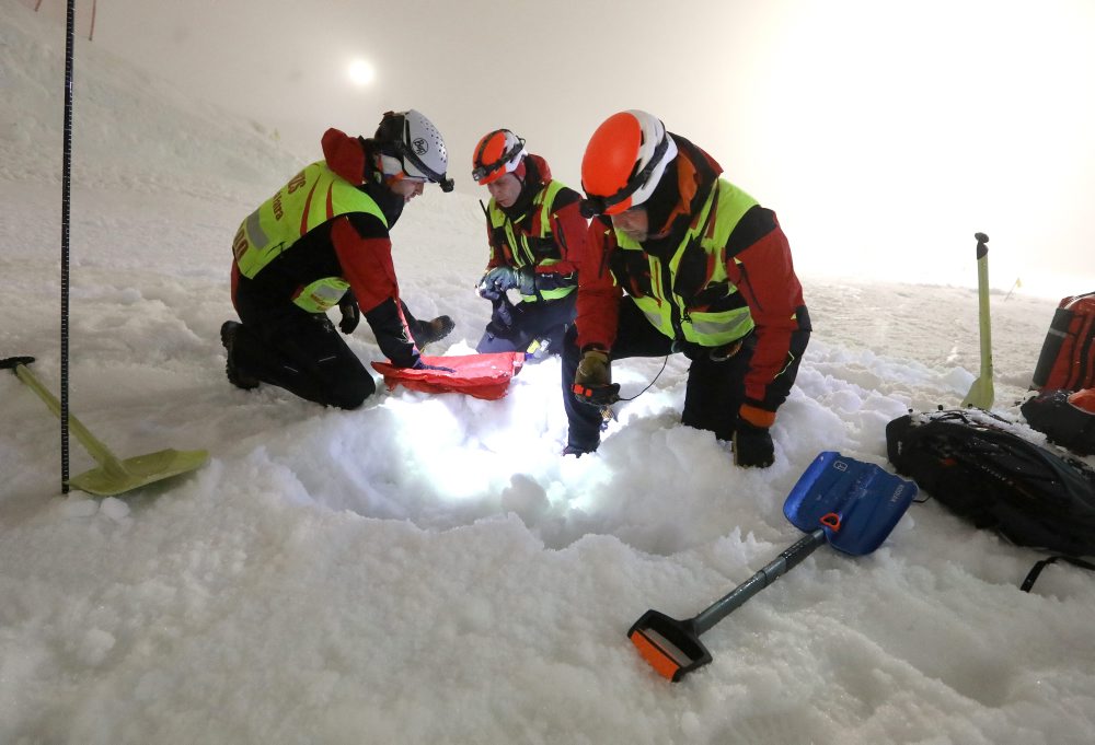 Horskí záchranári na Donovaloch precvičujú lavínovú záchranu