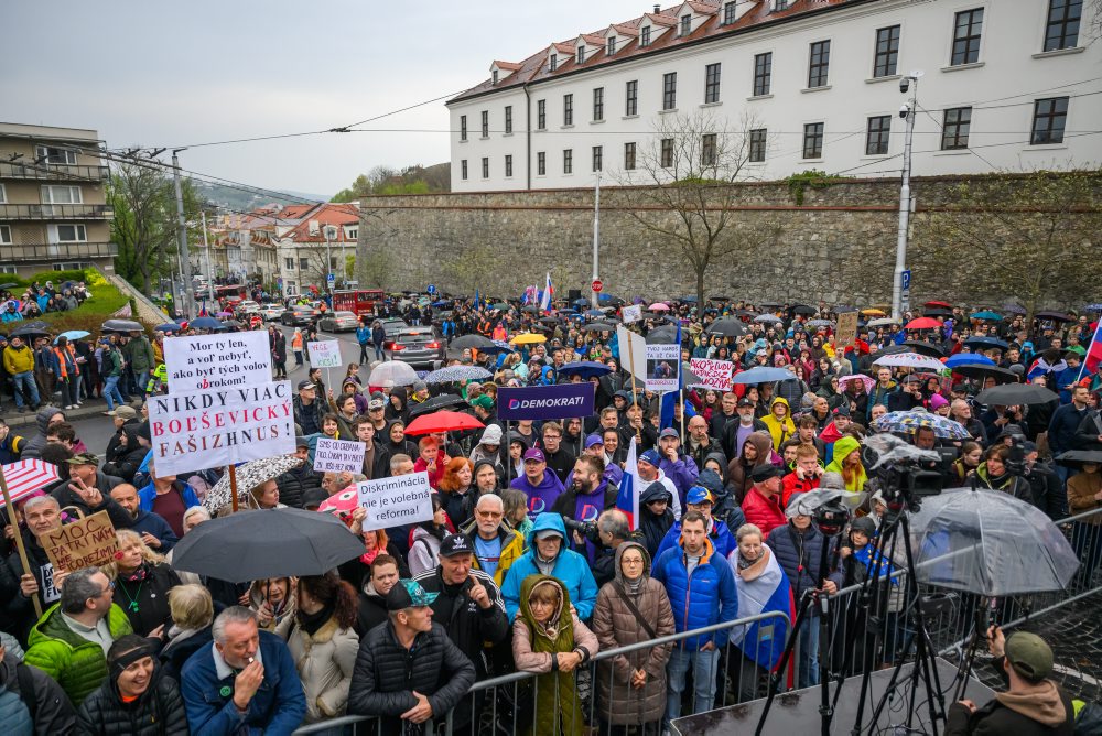 Protest hnutia Progresívne Slovensko pred budovou NRSR v Bratislave