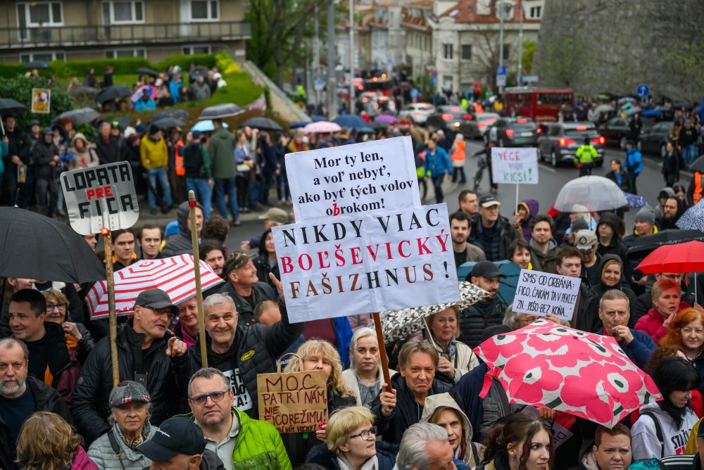 Protest hnutia Progresívne Slovensko pred budovou NRSR v Bratislave