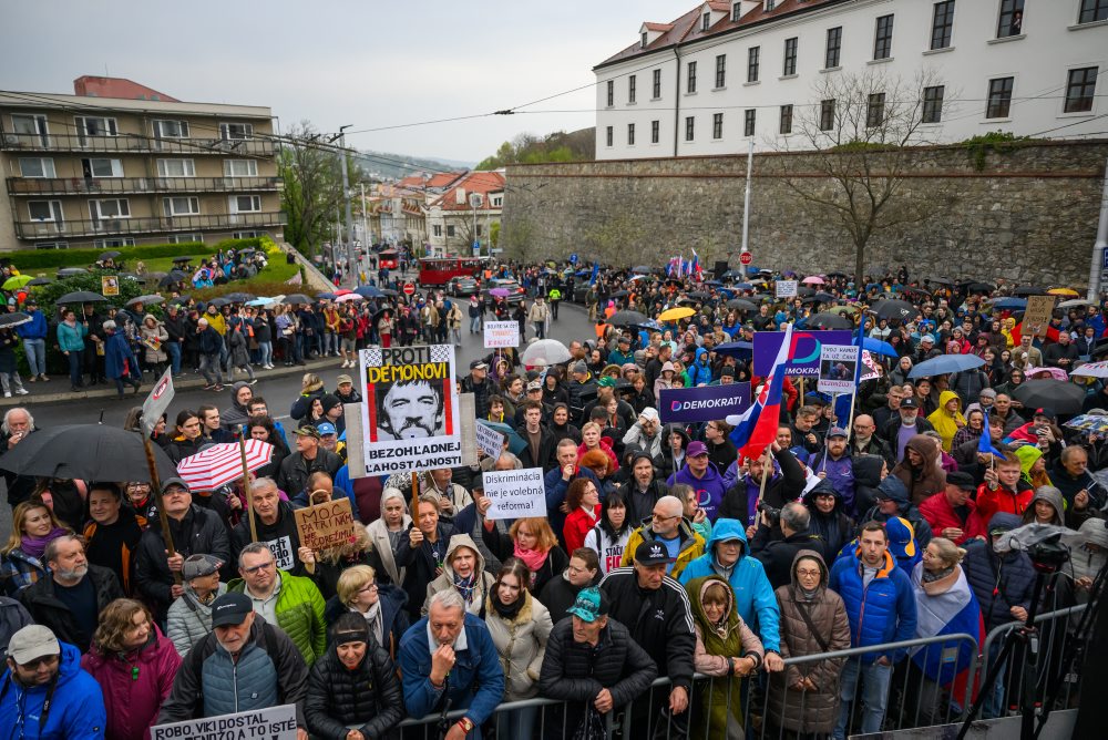 Protest hnutia Progresívne Slovensko pred budovou NRSR v Bratislave