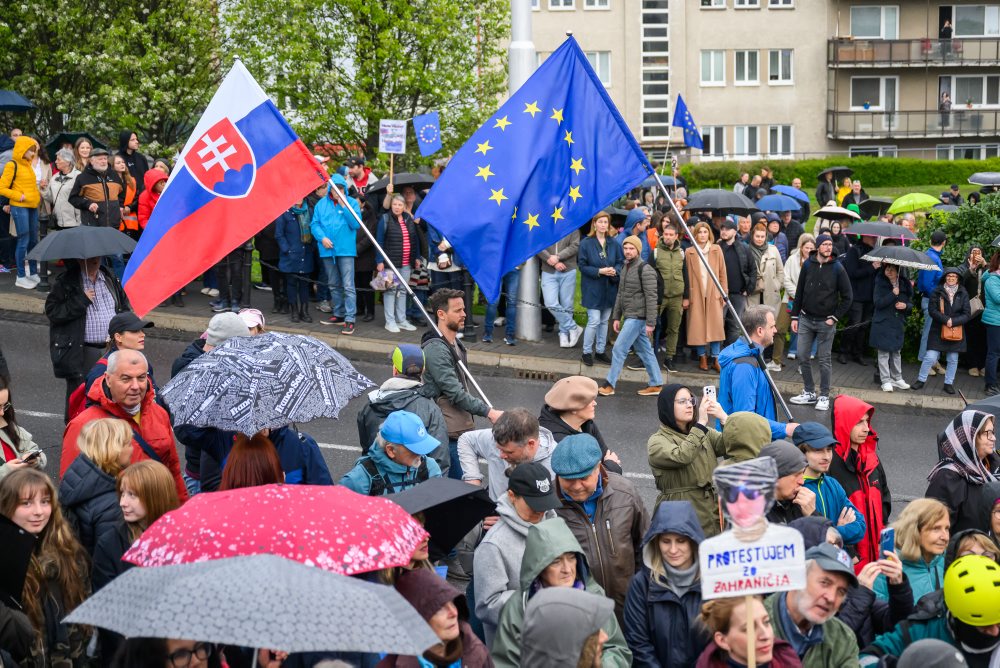 Protest hnutia Progresívne Slovensko pred budovou NRSR v Bratislave