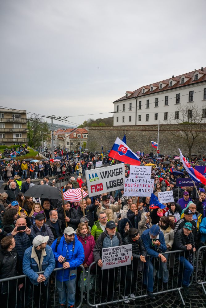 Protest hnutia Progresívne Slovensko pred budovou NRSR v Bratislave