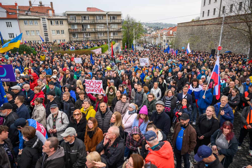 Protest hnutia Progresívne Slovensko pred budovou NRSR v Bratislave