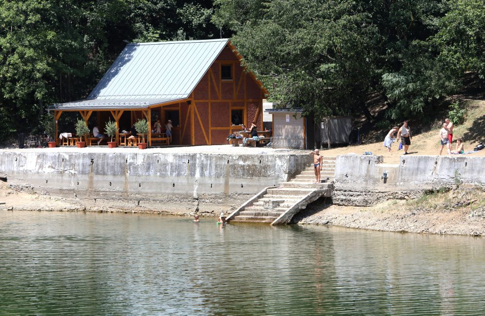 Pre nízku hladinu vody odpojili na Klingeri plávajúci pontón