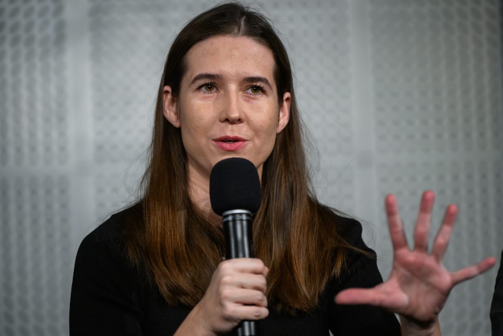 TK Slovenského národného divadla k premiére inscenácie pôvodnej hry Lucie Mihálovej a Petra Mazalána na tému autizmu: Etudy