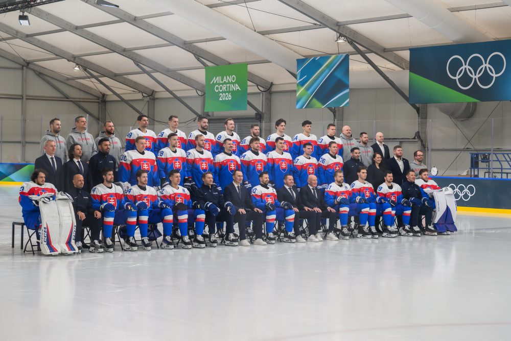 Spoločné fotenie slovenskej hokejovej reprezentácie na ZOH26 v Miláne  