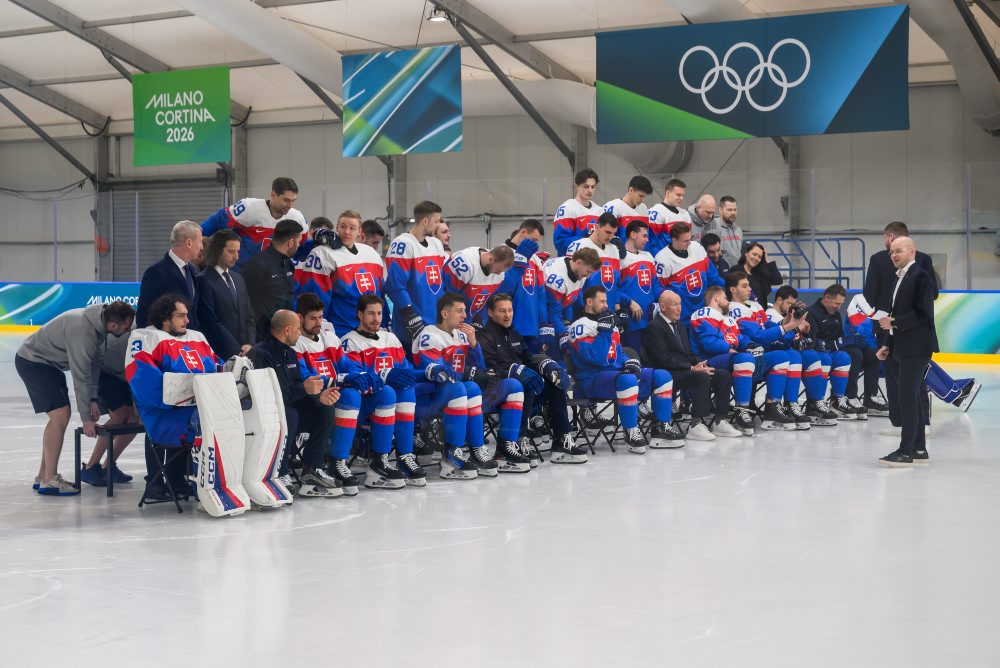 Spoločné fotenie slovenskej hokejovej reprezentácie na ZOH26 v Miláne  