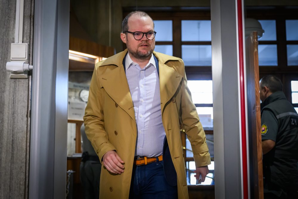 Súd rozhoduje o väzbe dvoch policajtov zadržaných pri akcii Kajúcnik