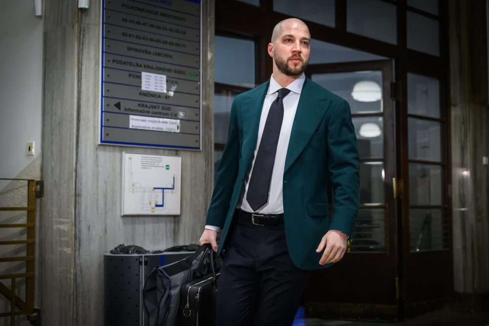 Súd rozhoduje o väzbe dvoch policajtov zadržaných pri akcii Kajúcnik