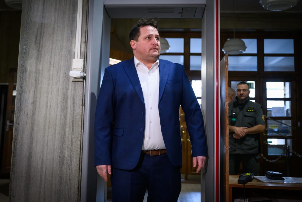 Súd rozhoduje o väzbe dvoch policajtov zadržaných pri akcii Kajúcnik