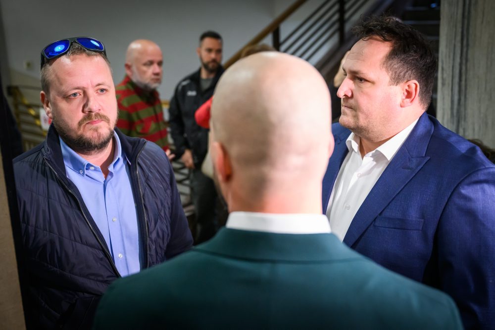 Súd rozhoduje o väzbe dvoch policajtov zadržaných pri akcii Kajúcnik