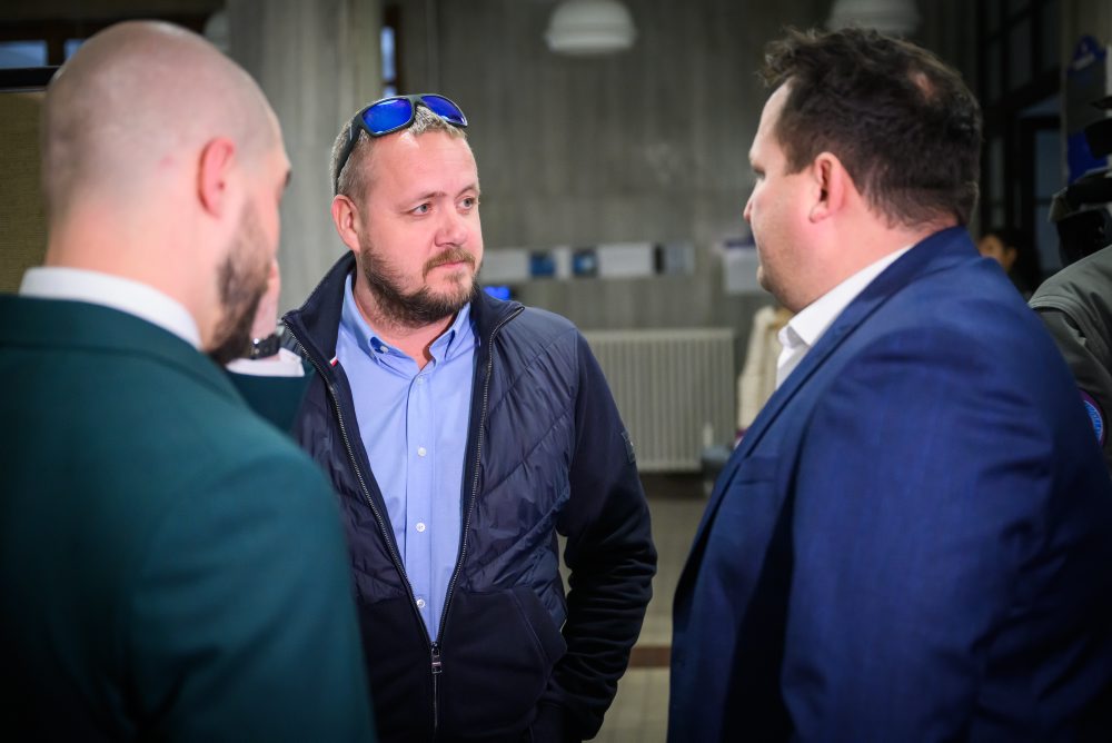 Súd rozhoduje o väzbe dvoch policajtov zadržaných pri akcii Kajúcnik