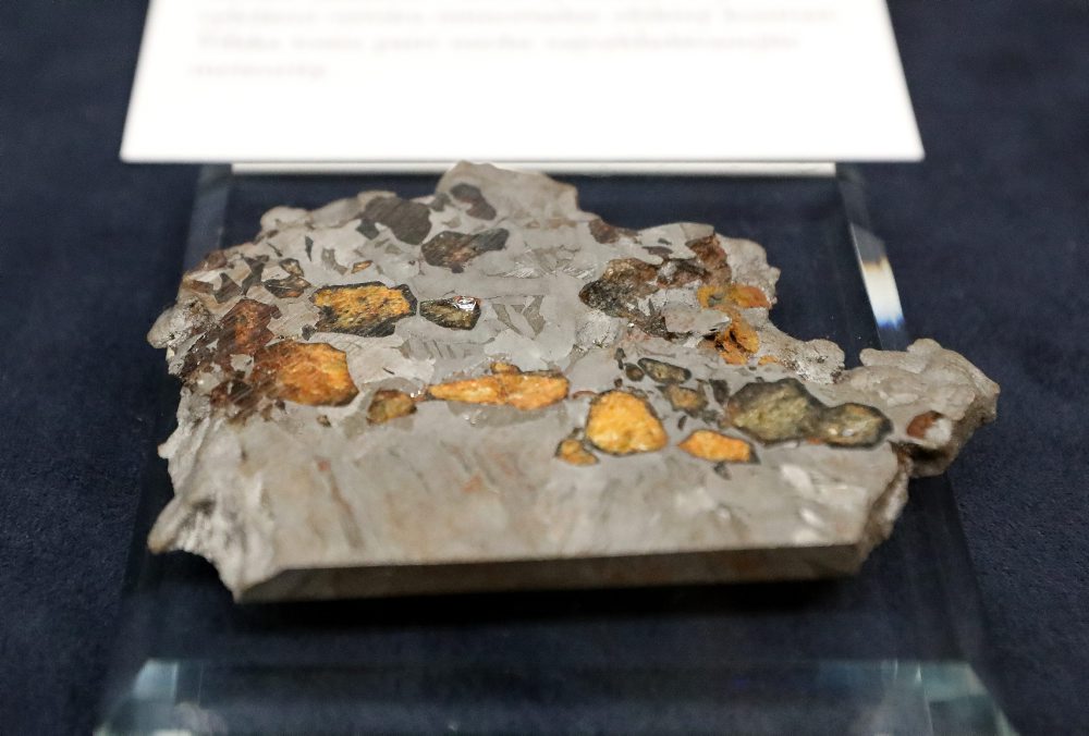 Výstava meteoritov s názvom Meteority – poslovia z vesmíru v Tihányiovskom kaštieli v Banskej Bystrici