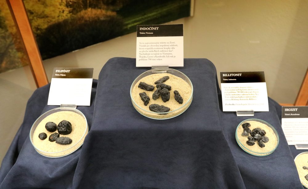 Výstava meteoritov s názvom Meteority – poslovia z vesmíru v Tihányiovskom kaštieli v Banskej Bystrici