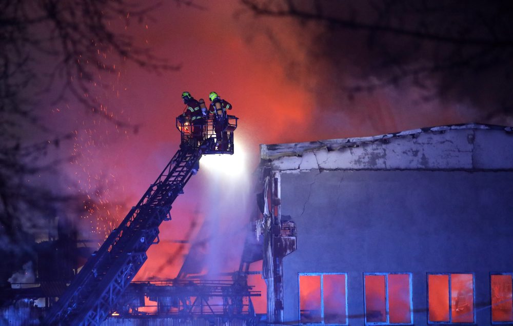 HaZZ: Vo Zvolene horí výrobná hala