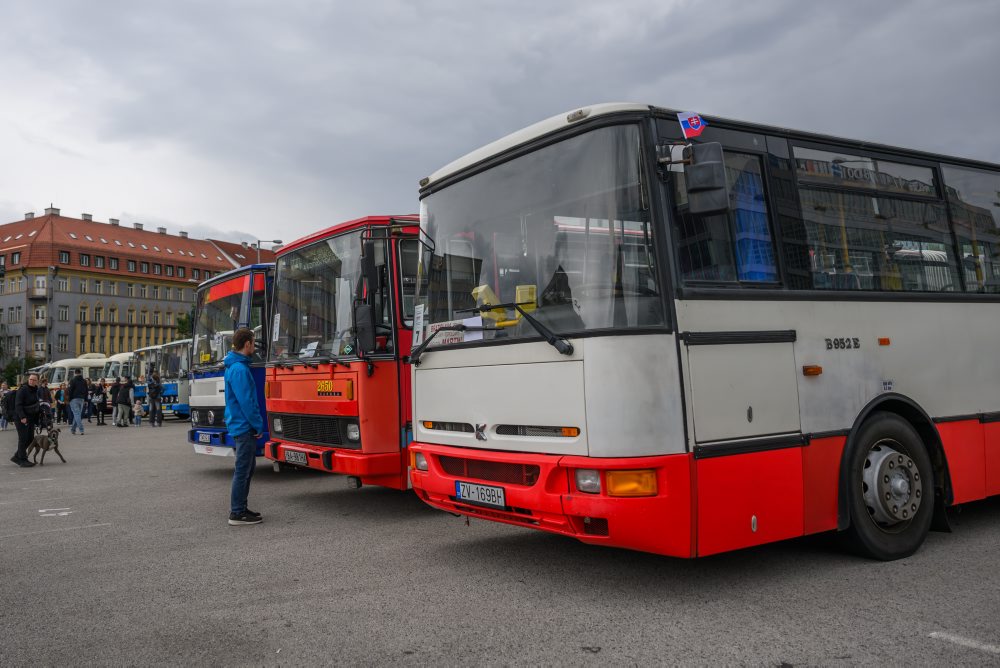Zraz historických autobusov a úžitkových vozidiel 