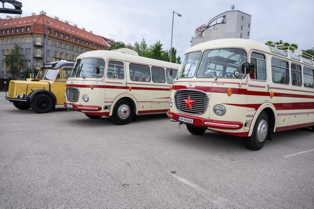 Zraz historických autobusov a úžitkových vozidiel 