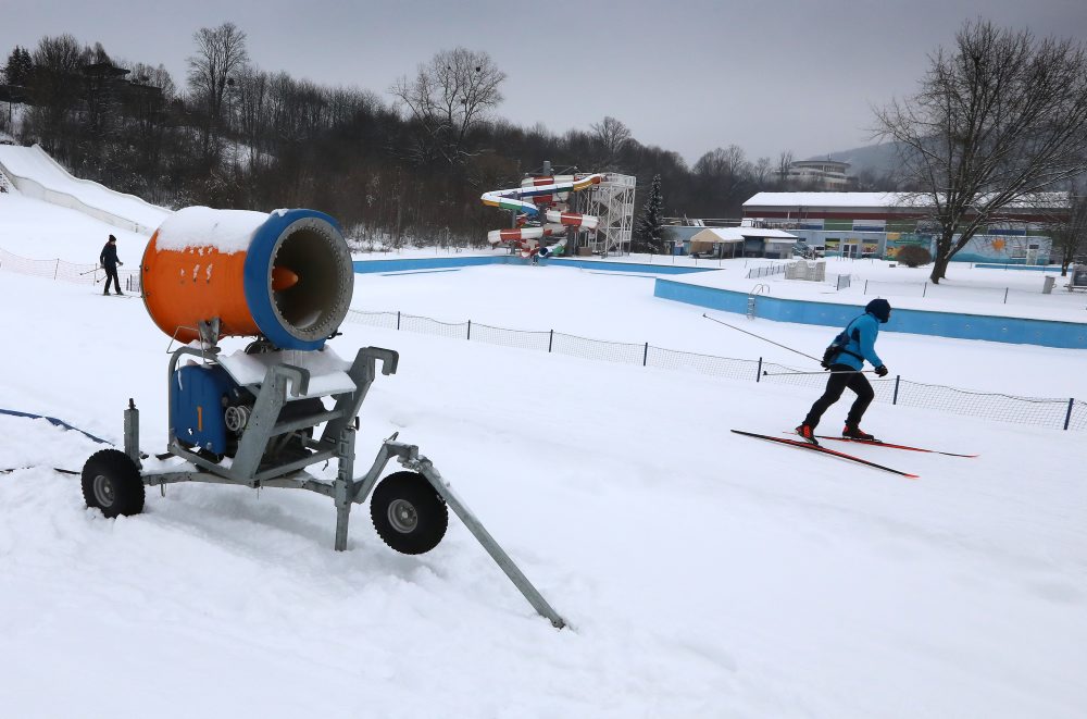 Bežkovanie na plážovom kúpalisku v Areáli zimných športov v Banskej Bystrici