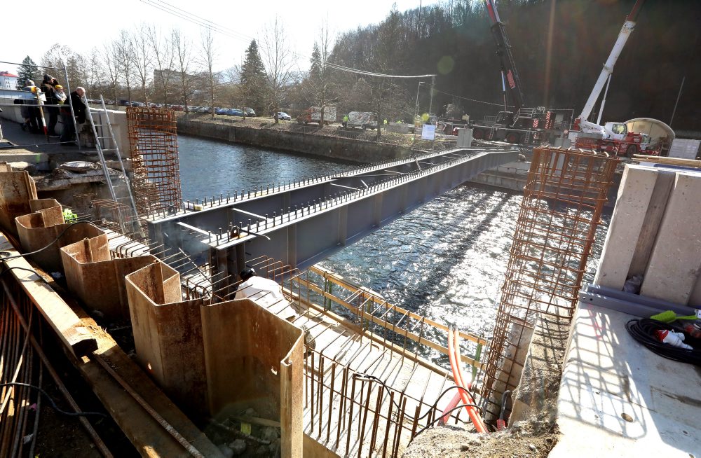 V Banskej Bystrici začali s prevozom a montážou mosta pri železničnej stanici