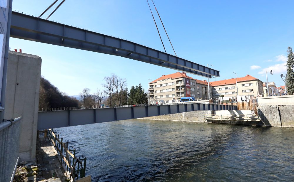 V Banskej Bystrici začali s prevozom a montážou mosta pri železničnej stanici