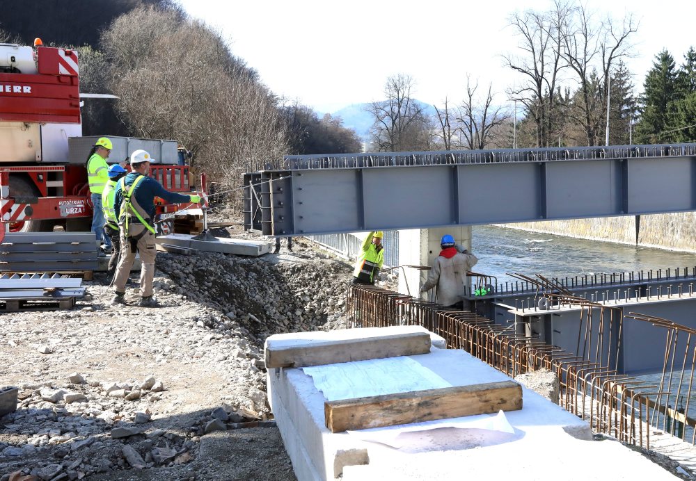 V Banskej Bystrici začali s prevozom a montážou mosta pri železničnej stanici